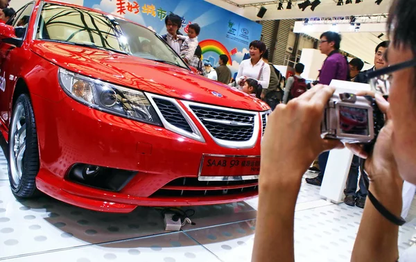 Návštěvníci Podívejte Saab Výstavě International Automobilový Průmysl Šanghaji Známé Jako — Stock fotografie