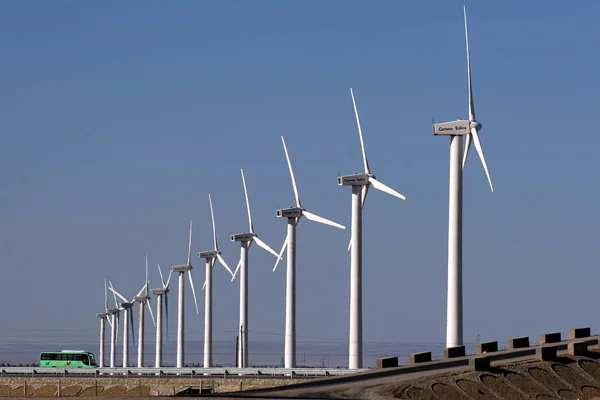 Ônibus Passa Por Turbinas Eólicas Yumen Wind Farm Jiuquan Noroeste — Fotografia de Stock