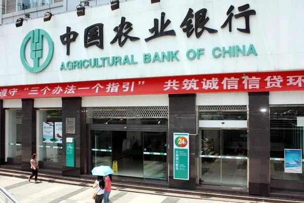 Lokala Kinesiska Invånare Förbi Gren Agricultural Bank China Abc Chongqing — Stockfoto