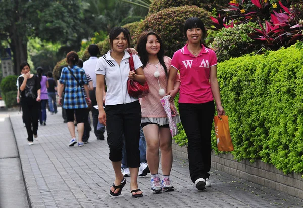 中国の Foxconn の従業員 Foxconn 技術群南 2010 中国広東省深圳市の深圳工場の中を歩く — ストック写真