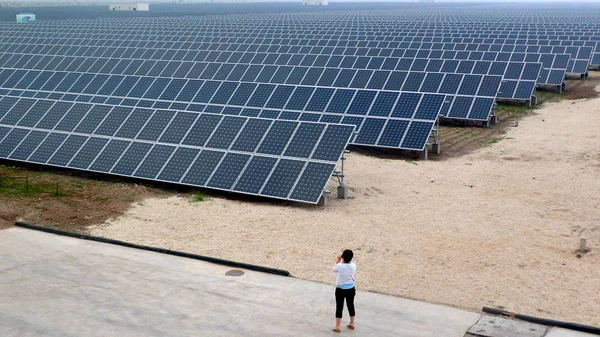 Güneş Panelleri Bir Megavat Yardımcı Programı Ölçekli Güneş Güç Istasyonunda — Stok fotoğraf