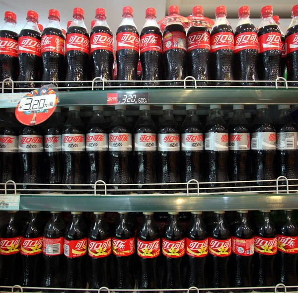 Garrafas Coca Cola São Vistas Venda Supermercado Xangai China Fevereiro — Fotografia de Stock