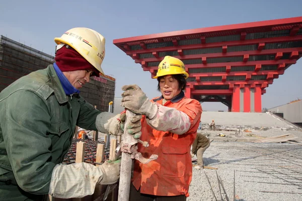 2010 上海で万博の中国パビリオンの前に中国の建設労働者の労働 — ストック写真