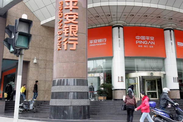 Residentes Locales Pasan Frente Una Sucursal Ping Bank Shanghai China —  Fotos de Stock