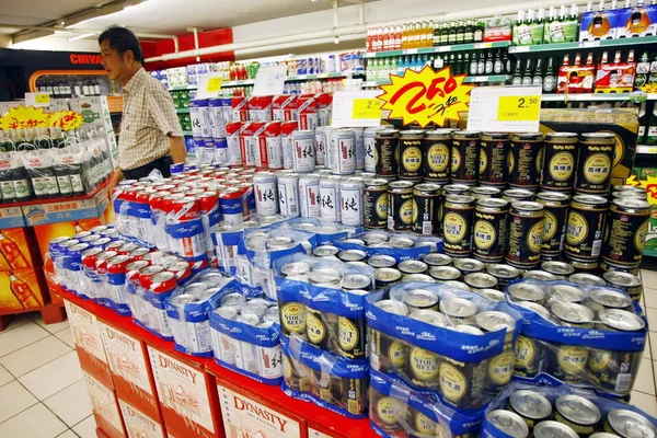 Chiński Klient Spacery Ostatnich Puszek Piwa Sprzedaży Supermarkecie Szanghaju Chiny — Zdjęcie stockowe
