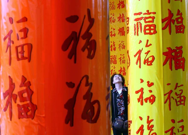 Residente Chino Mira Personaje Que Significa Felicidad Diferentes Fuentes Chinas — Foto de Stock