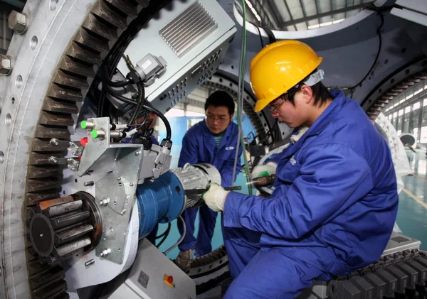 中国四川省南西部の明山市の工場で風力タービンを組み立てる中国人労働者 2010年1月6日 — ストック写真