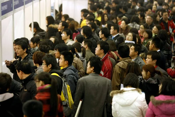 Θάλαμοι Πλήθος Κινεζικά Άτομα Που Αναζητούν Εργασία Κατά Διάρκεια Μιας — Φωτογραφία Αρχείου