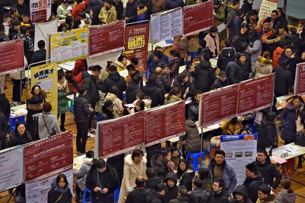 中国の求職は 2019 日中国東部の江蘇省淮安市での就職フェアで雇用を探す — ストック写真