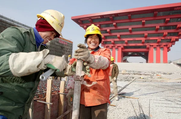 Travailleurs Construction Chinois Devant Pavillon Chine Sur Site Expo Shanghai — Photo