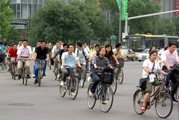 中国の住民は 中国の路上で自転車に乗る 2008年7月30日 — ストック写真