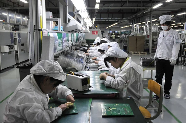 中国のフォックスコン労働者は 深セン市のフォックスコン技術グループの深セン工場で働く 中国南部広東省 2010年5月8日 — ストック写真