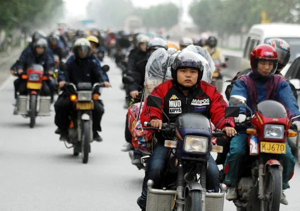 Trabajadores Migrantes Chinos Montan Motocicletas Para Regresar Casa Para Festival — Foto de Stock