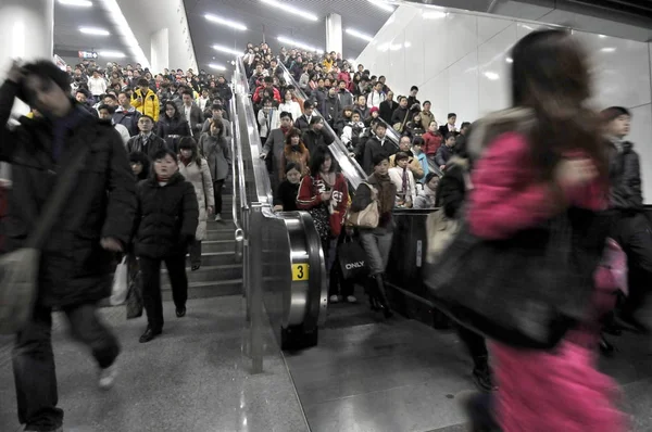 Натовпи Китайських Пасажирів Пасажирів Видно Станції Метро Години Пік Шанхаї — стокове фото