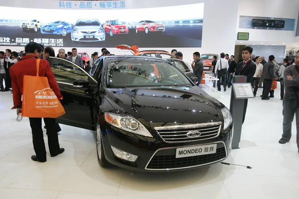 Bezoekers Kijken Naar Een Changan Ford Mondeo Tijdens Auto Shanghai — Stockfoto