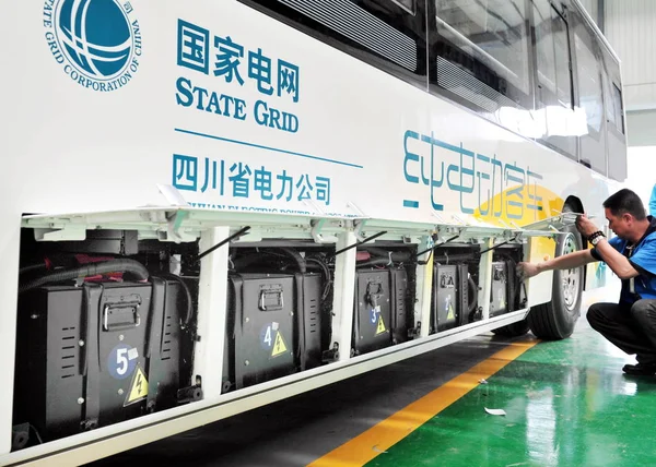 Kinesisk Arbetare Kontrollerar Batterierna Elektrisk Buss Chengdu City Sydvästra Chinas — Stockfoto