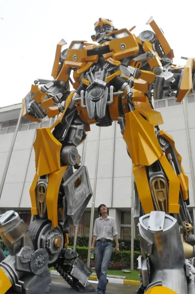 Chinese Worker Looks Model Bumblebee One Robot Autobot Movie Transformers — 图库照片