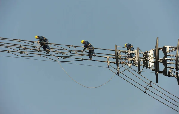 Китайські Електрики Перевіряють Ремонтують Uhv Ультра Висока Напруга Електричних Кабелів — стокове фото