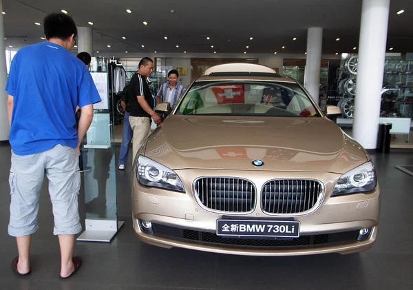 Chinese Car Buyers Look Bmw 730I Bmw Dealership Beijing China — Stock Photo, Image