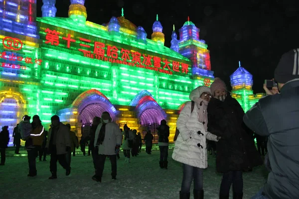 Visitors Pose Iconic Buildings Which Made Ice Snow Harbin Northeast — Stock Photo, Image