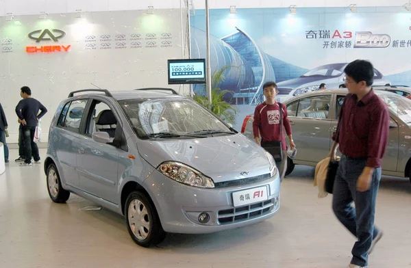 Los Visitantes Observan Chery Durante Una Exposición Automóviles Nanjing China — Foto de Stock