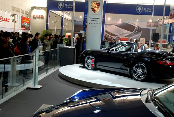 Visitantes Olham Para Carros Porsche Durante Uma Exposição Automóveis Changsha — Fotografia de Stock