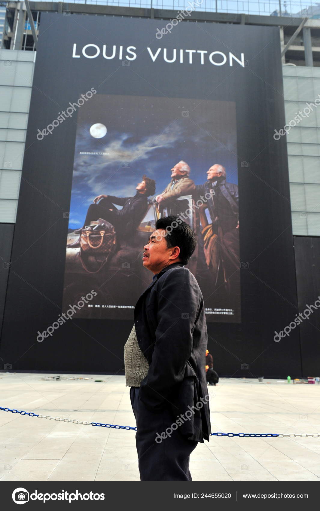 Chinese Man Stands Front Louis Vuitton Flagship Store Preparation Chengdu –  Stock Editorial Photo © ChinaImages #244655020