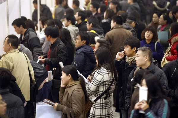 Buscadores Empleo Chinos Multitudes Durante Una Feria Empleo Beijing China —  Fotos de Stock