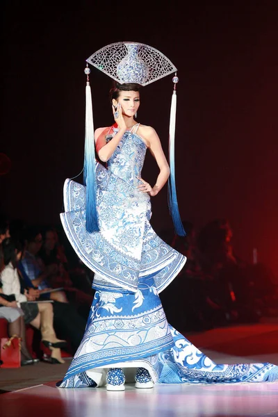 Desfile Modelos Para Mostrar Criação Designer Moda Chinês Guo Pei — Fotografia de Stock