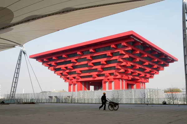 Trabalhador Construção Civil Chinês Caminha Eixo Expo Lado Pavilhão China — Fotografia de Stock