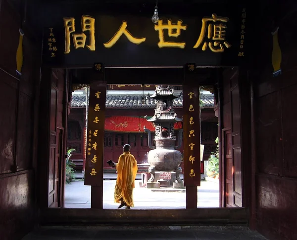 Ein Mönch Geht Zhaojue Tempel Der Stadt Chengdu Provinz Sichuan — Stockfoto