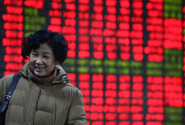 Китайський Інвесторів Посміхається Перед Радою Показані Частки Цін Червоний Зростання — стокове фото