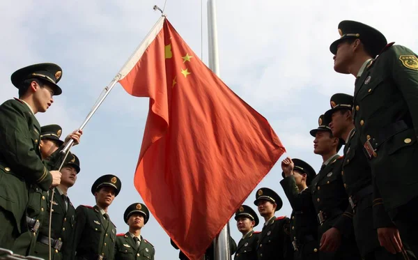 Veteranos Polícia Armada Realizam Uma Cerimônia Hastear Bandeira Hangzhou Leste — Fotografia de Stock