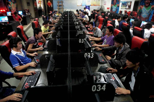 Young Chinese Netizens Play Online Games Surf Internet Internet Cafe — 스톡 사진