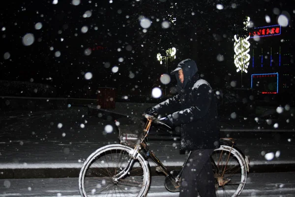 Een Chinese Man Duwt Zijn Fiets Zware Sneeuw Hukou County — Stockfoto