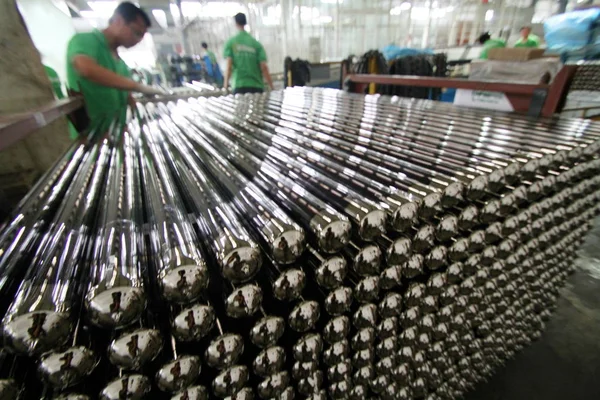 Chinese Workers Manufacture Solar Vacuum Tubes Plant Himin Solar Corporation — Stock Photo, Image