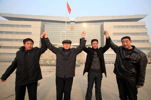 2011年12月13日 中国天津市の天津海事裁判所前で ボハイ湾の石油流出をめぐってコノコフィリップス中国に対して訴訟を起こした中国の漁師が祝う — ストック写真
