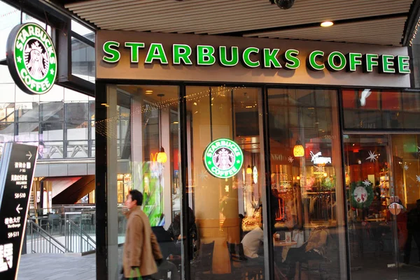 Pedestrian Walks Starbucks Coffee Store Beijing China December 2011 — Stock Photo, Image