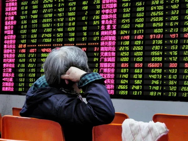 中国の投資家を見て株価 価格の落下のためグリーン 2011 東中国浙江省杭州の証券の家で — ストック写真