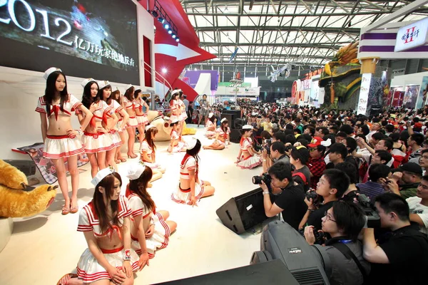 Tłum Odwiedzających Spojrzeć Modele Noszenia Strojów Cosplay Podczas China Digital — Zdjęcie stockowe
