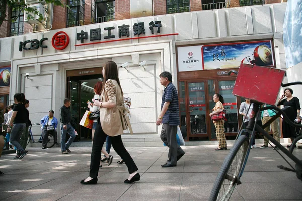 Пішоходи Ходять Повз Філію Промислового Комерційного Банку Китаю Icbc Шанхаї — стокове фото