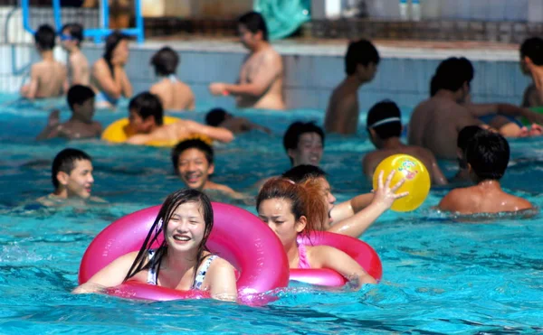 Chinesische Einheimische Kühlen Sich Bei Schwülem Wetter Einem Schwimmbad Der — Stockfoto