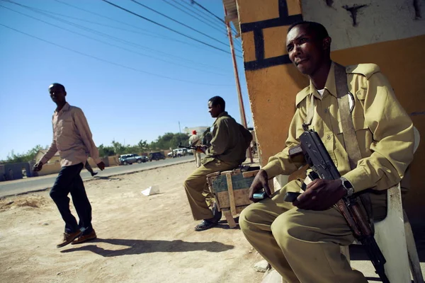 Beväpnade Somaliska Legosoldater Ses Vakt Ett Kafé Garowe Puntland State — Stockfoto
