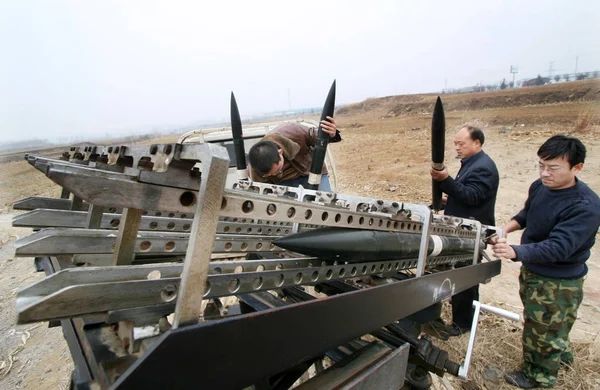 Trabajadores Del Departamento Meteorológico Chino Preparan Para Lanzar Cohetes Para — Foto de Stock