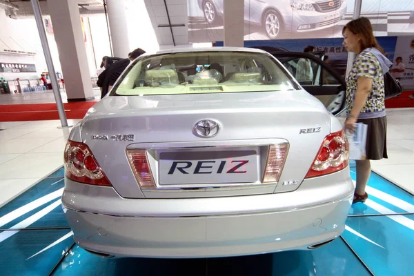 Fájl Látogató Nézi Toyota Reiz Egy Automatikus Show Jinan Kelet — Stock Fotó