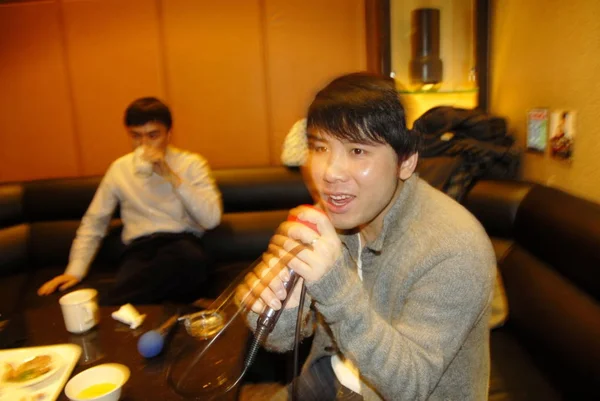 2009年12月12日 中国の北京のKtvバーで歌う中国人の若者 — ストック写真
