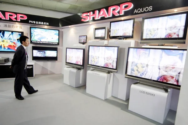 Egy Férfi Néz Sharp Lcd Televízió Alatt Kiállítás Pekingben Kínában — Stock Fotó