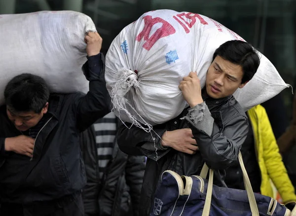 Китайские Рабочие Мигранты Ходят Железнодорожном Вокзале Нанкина Время Весеннего Фестиваля — стоковое фото