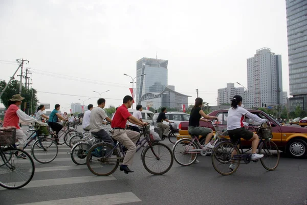 中国の住民は 中国の路上で自転車に乗る 2008年7月30日 — ストック写真