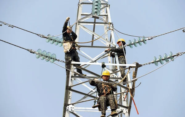 Eletricistas Chineses Verificar Reparar Fios Elétricos Outro Dispositivo Pilão Aldeia — Fotografia de Stock